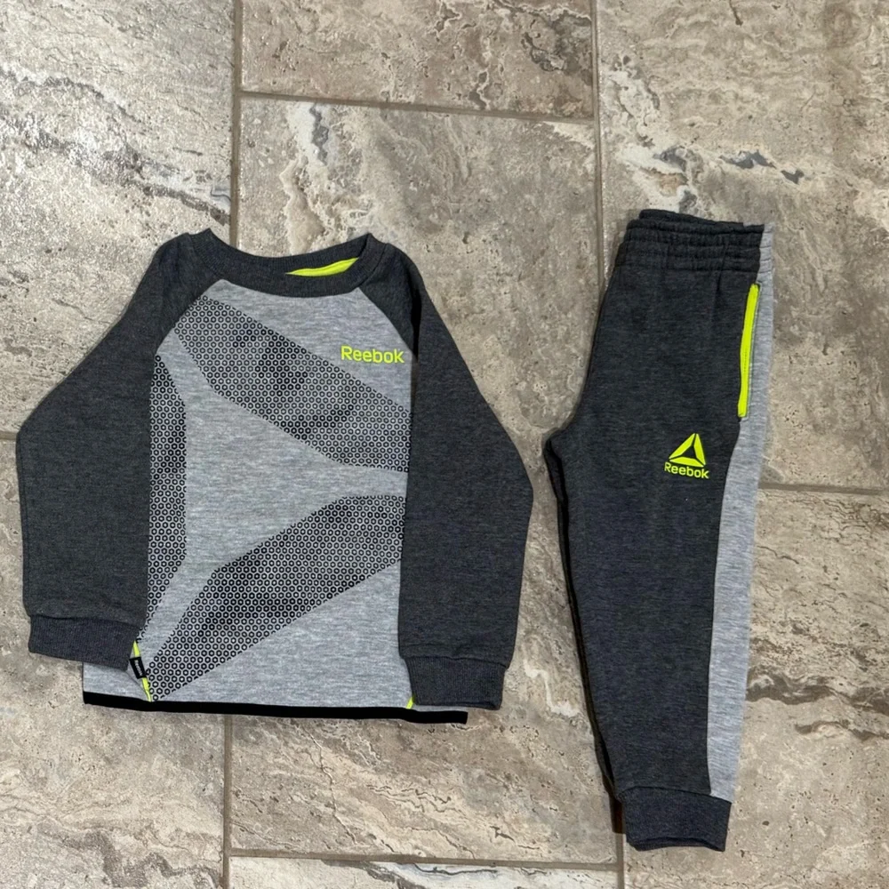 NWOT  size 2T Reebok Kids Gray and Green tracksuit Set